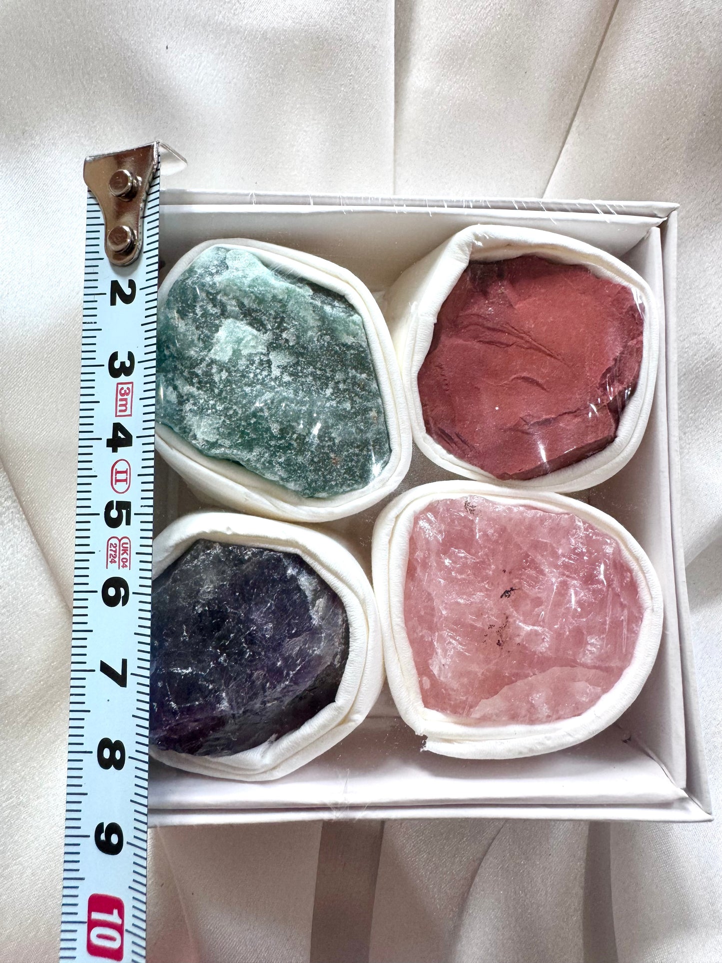 Scatola da collezione di cristalli: avventurina, diaspro rosso, ametista, quarzo rosa