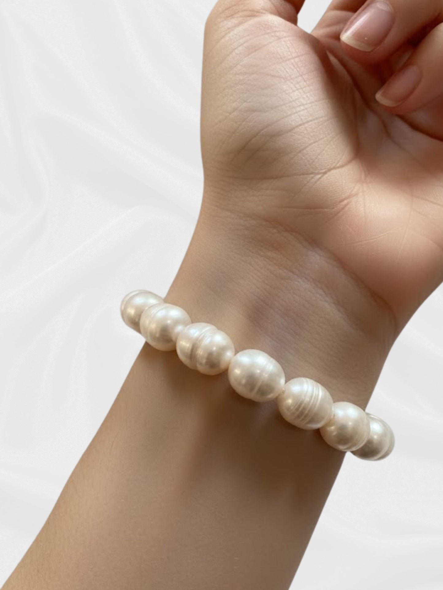 Elegant Pearl Beaded Bracelet - Classic Beauty and Serenity