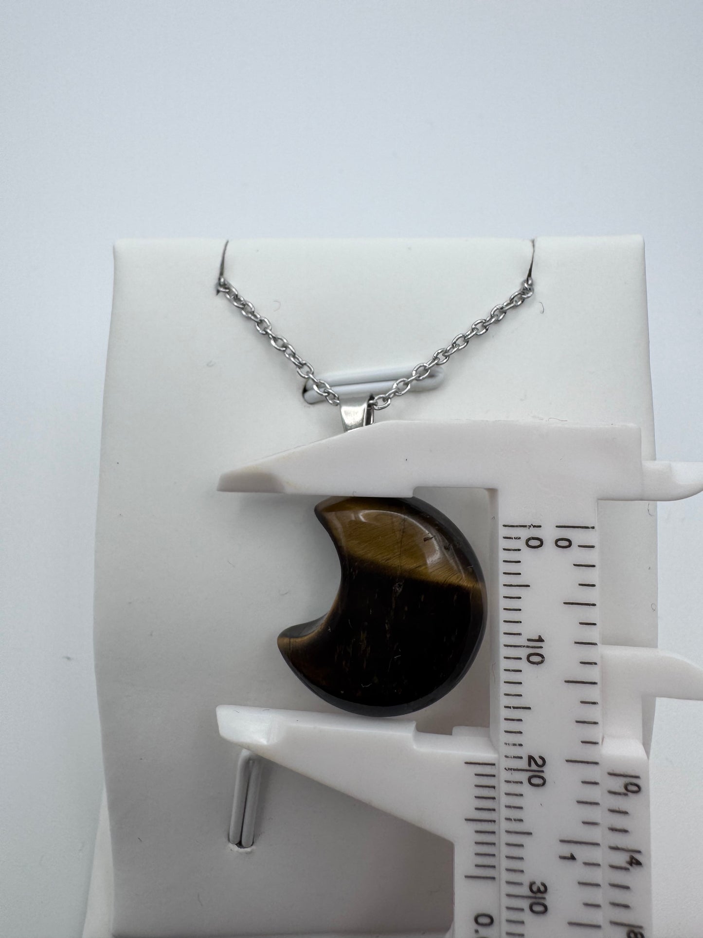 Tigeraugen-Mondanhänger – Halskette aus natürlichem braun-goldenem Stein in Edelstahl | JD Minerals