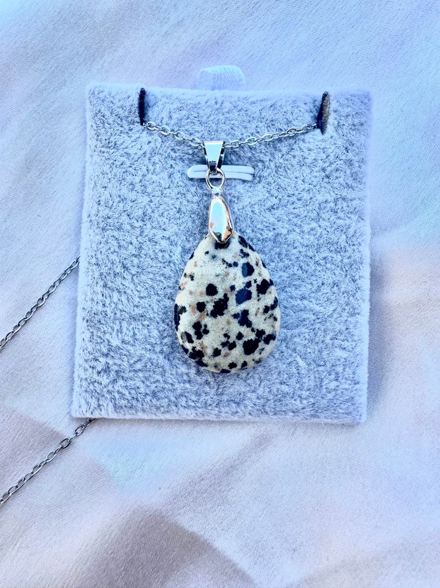 Kiwi-Jaspis-Anhänger – Halskette aus natürlichem grünem Stein in Edelstahl | JD Minerals