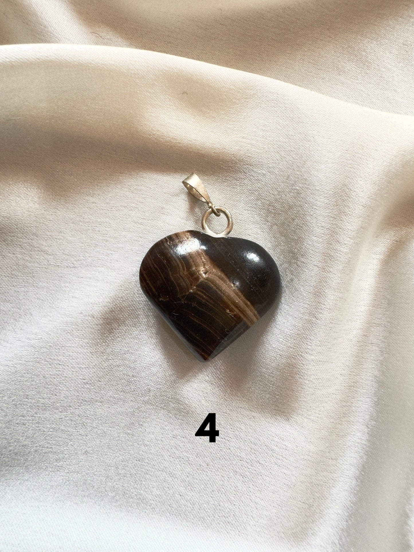 Earthbound Heart – Erdungsstein-Anhänger für Stärke und Stabilität