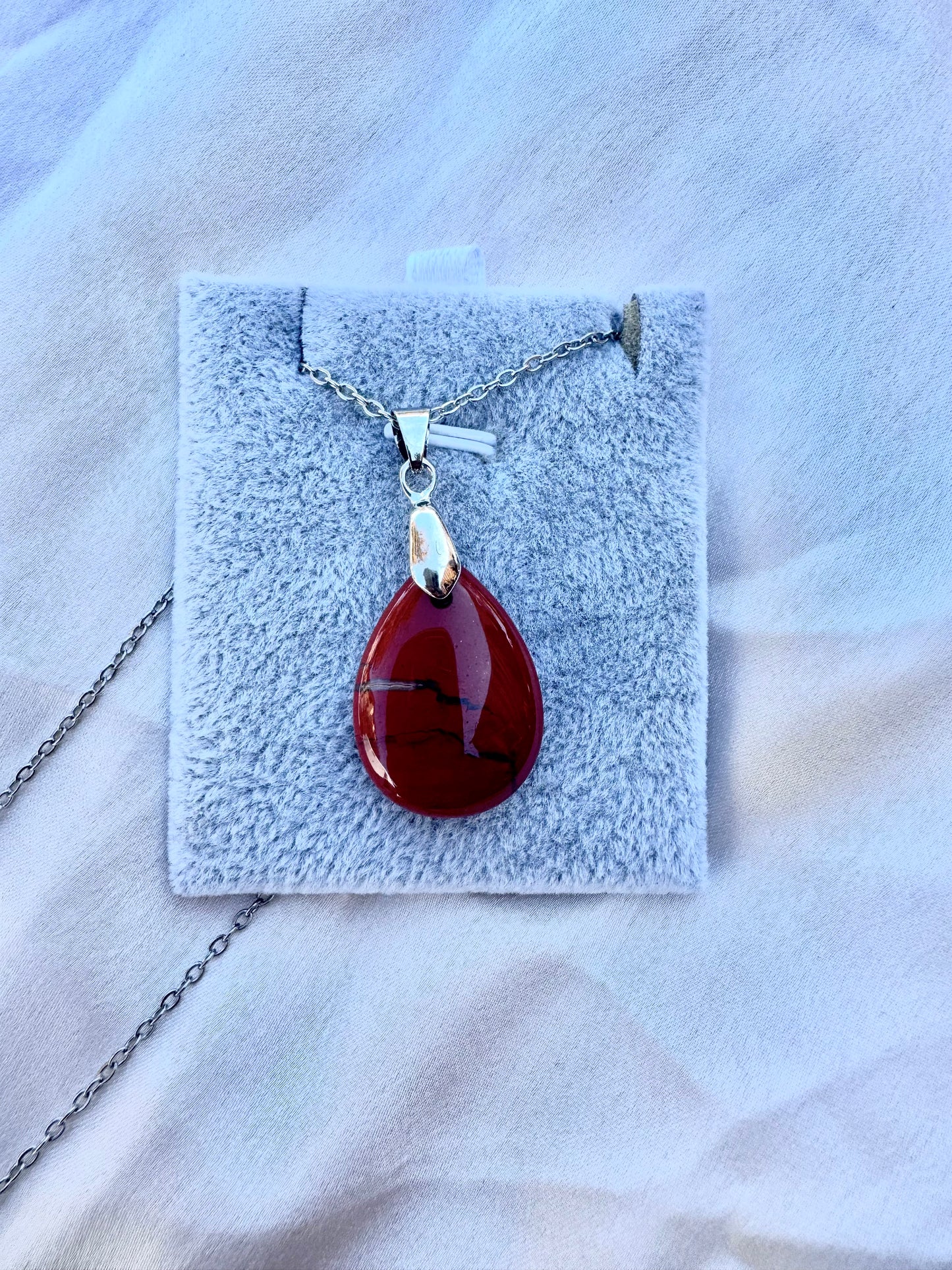 Anhänger in Tropfenform aus rotem Jaspis – Natursteinkette aus Edelstahl | JD Minerals