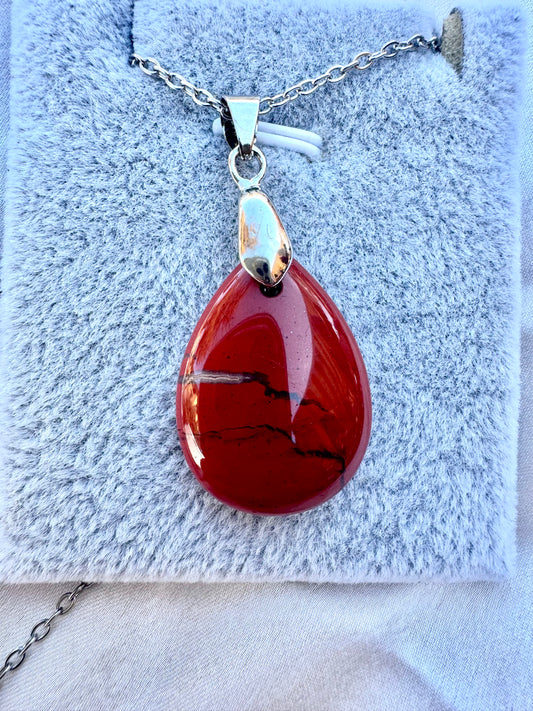 Anhänger in Tropfenform aus rotem Jaspis – Natursteinkette aus Edelstahl | JD Minerals
