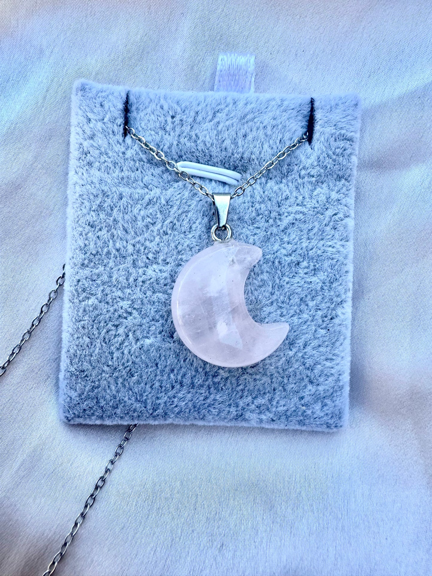 Rosenquarz-Mondanhänger – Halskette aus natürlichem rosa Kristall in Edelstahl | JD Minerals