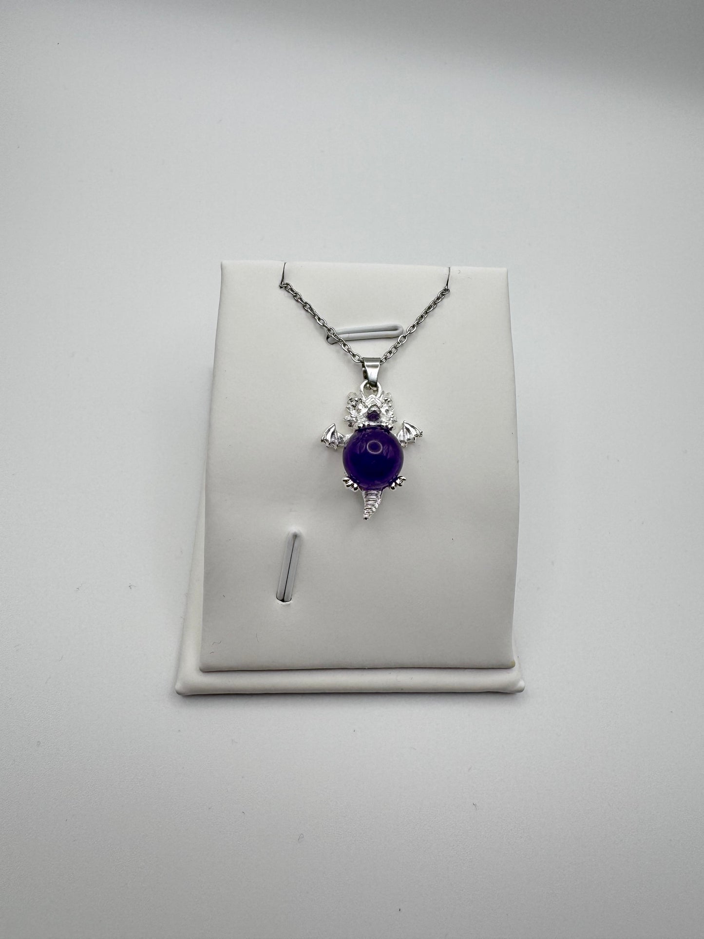 Ciondolo con drago che tiene una sfera di cristallo – Collana con sfera di ametista chiara