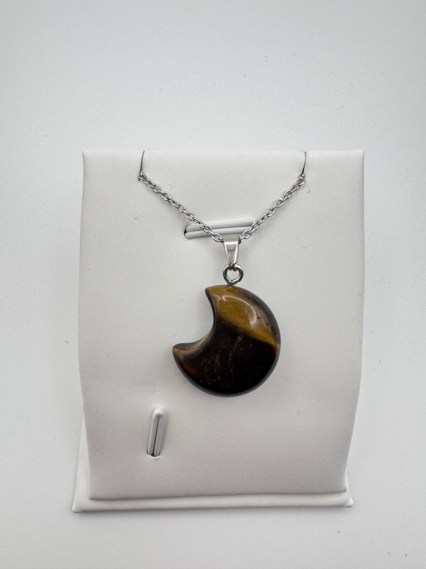 Tigeraugen-Mondanhänger – Halskette aus natürlichem braun-goldenem Stein in Edelstahl | JD Minerals