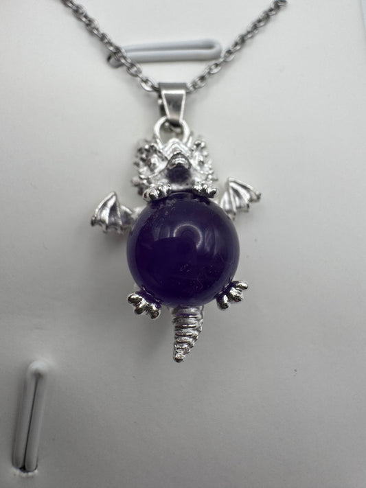Ciondolo con drago che tiene una sfera di cristallo – Collana con sfera di ametista chiara