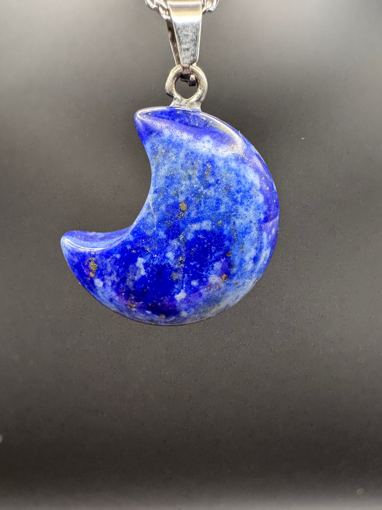 Mondanhänger aus Lapislazuli – Halskette aus natürlichem blauem Stein in Edelstahl | JD Minerals