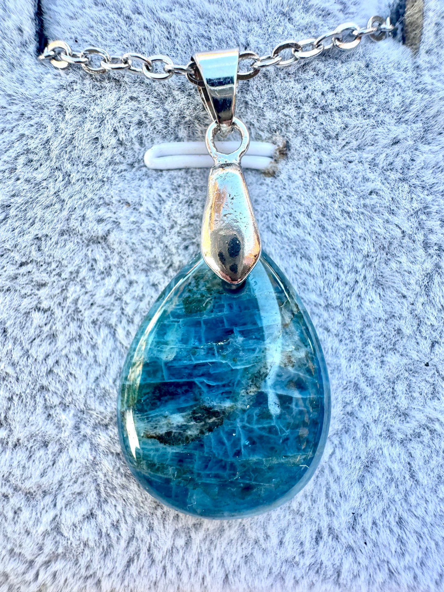 Pendente a goccia in apatite blu – Collana di cristallo naturale in acciaio inossidabile | JD Minerals