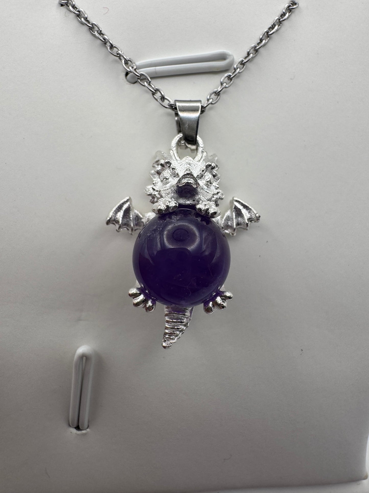 Ciondolo con drago che tiene una sfera di cristallo – Collana con sfera di ametista chiara