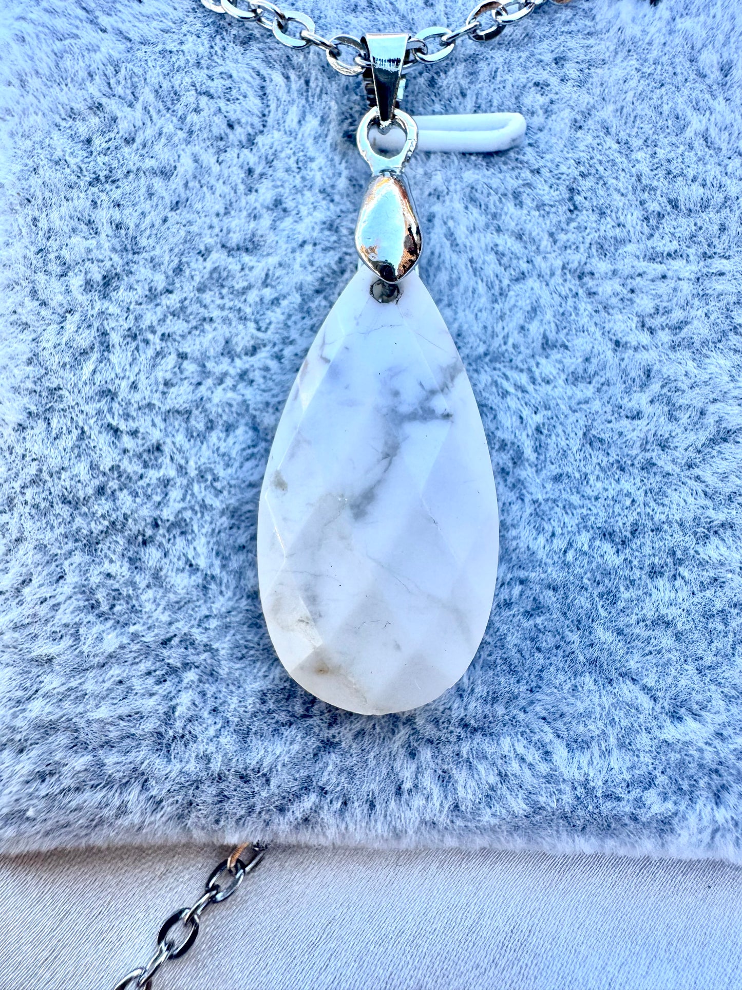 Pendente a goccia in howlite sfaccettata – Collana in pietra bianca naturale in acciaio inossidabile | JD Minerals