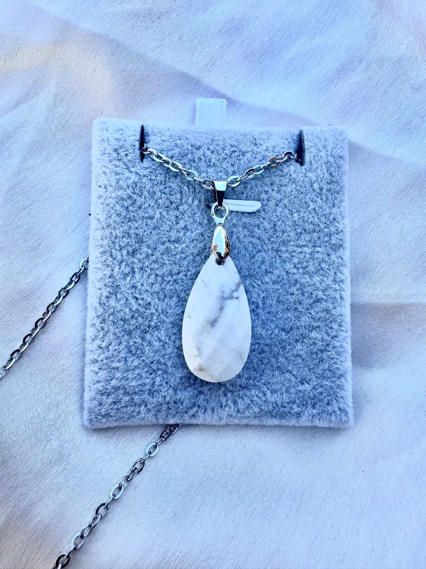 Pendente a goccia in howlite sfaccettata – Collana in pietra bianca naturale in acciaio inossidabile | JD Minerals