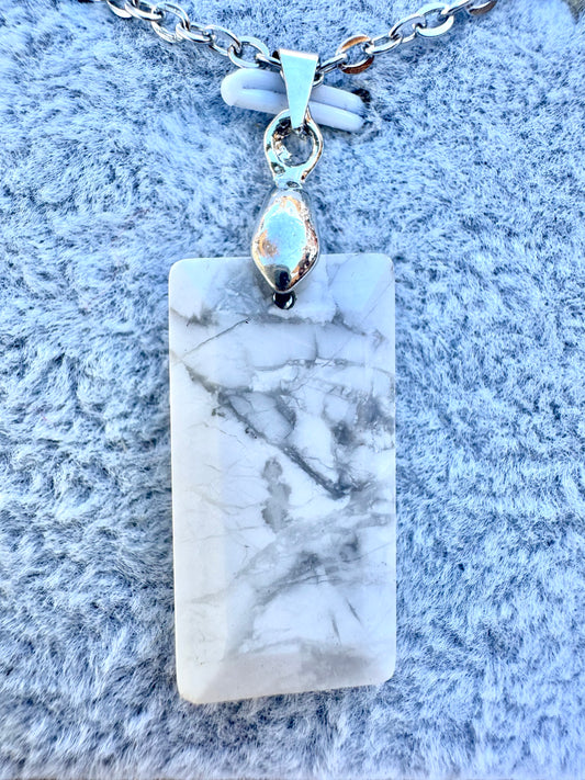 Ciondolo rettangolare in howlite sfaccettata – Collana in pietra bianca naturale in acciaio inossidabile | JD Minerals