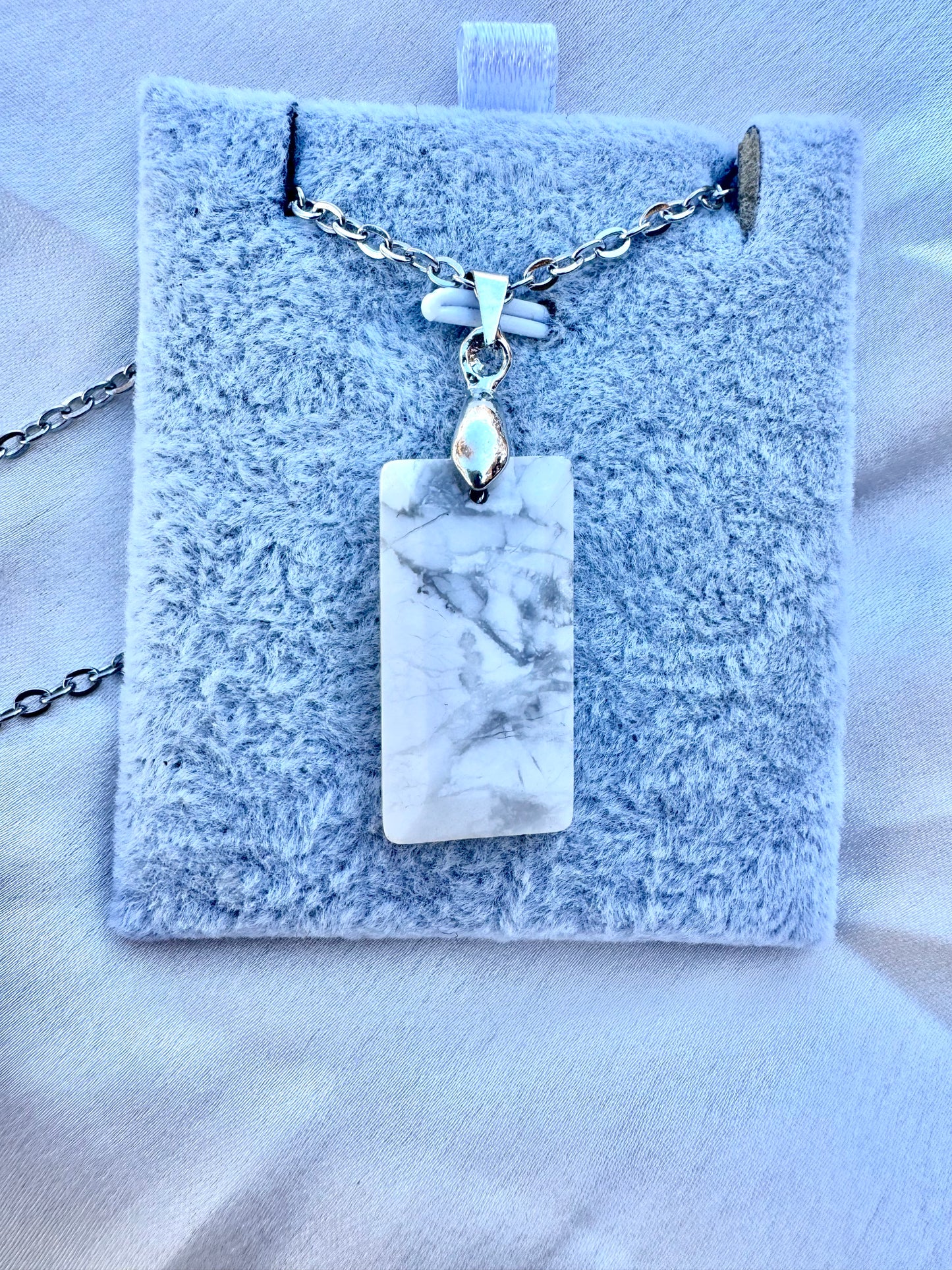 Ciondolo rettangolare in howlite sfaccettata – Collana in pietra bianca naturale in acciaio inossidabile | JD Minerals