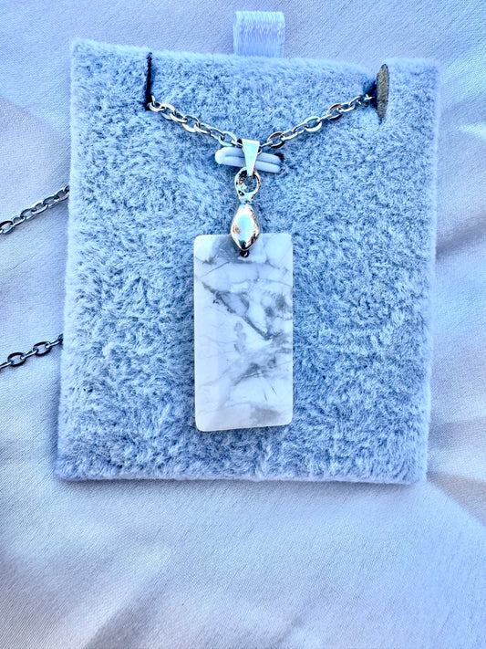 Ciondolo rettangolare in howlite sfaccettata – Collana in pietra bianca naturale in acciaio inossidabile | JD Minerals