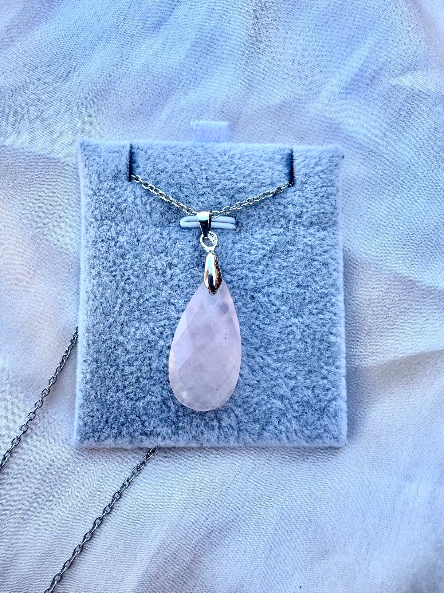 Pendente a goccia in quarzo rosa sfaccettato – Collana in cristallo rosa naturale in acciaio inossidabile | JD Minerals