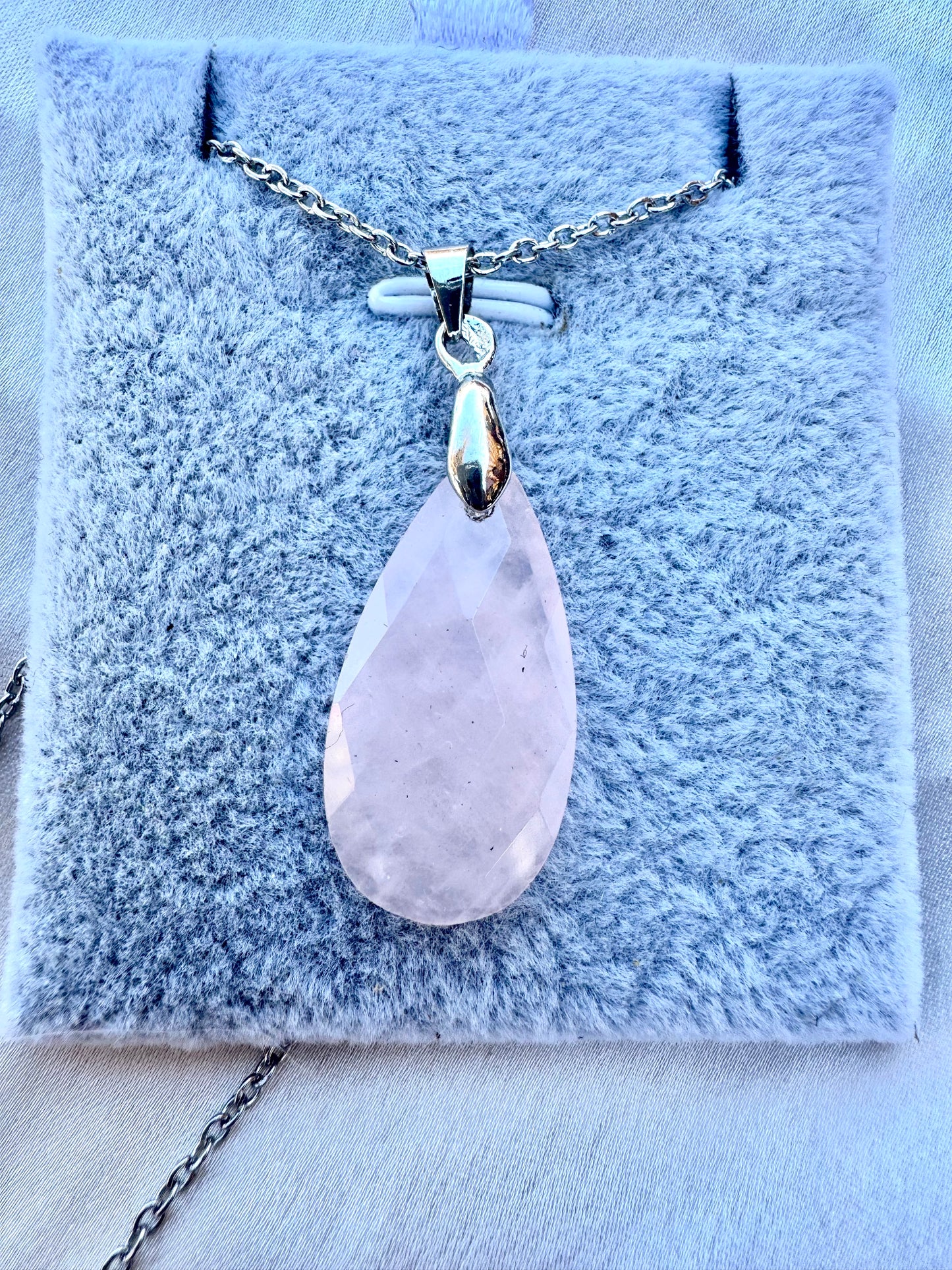 Pendente a goccia in quarzo rosa sfaccettato – Collana in cristallo rosa naturale in acciaio inossidabile | JD Minerals