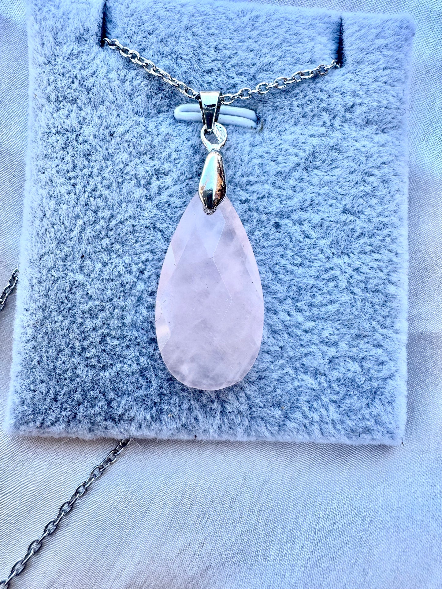 Pendente a goccia in quarzo rosa sfaccettato – Collana in cristallo rosa naturale in acciaio inossidabile | JD Minerals