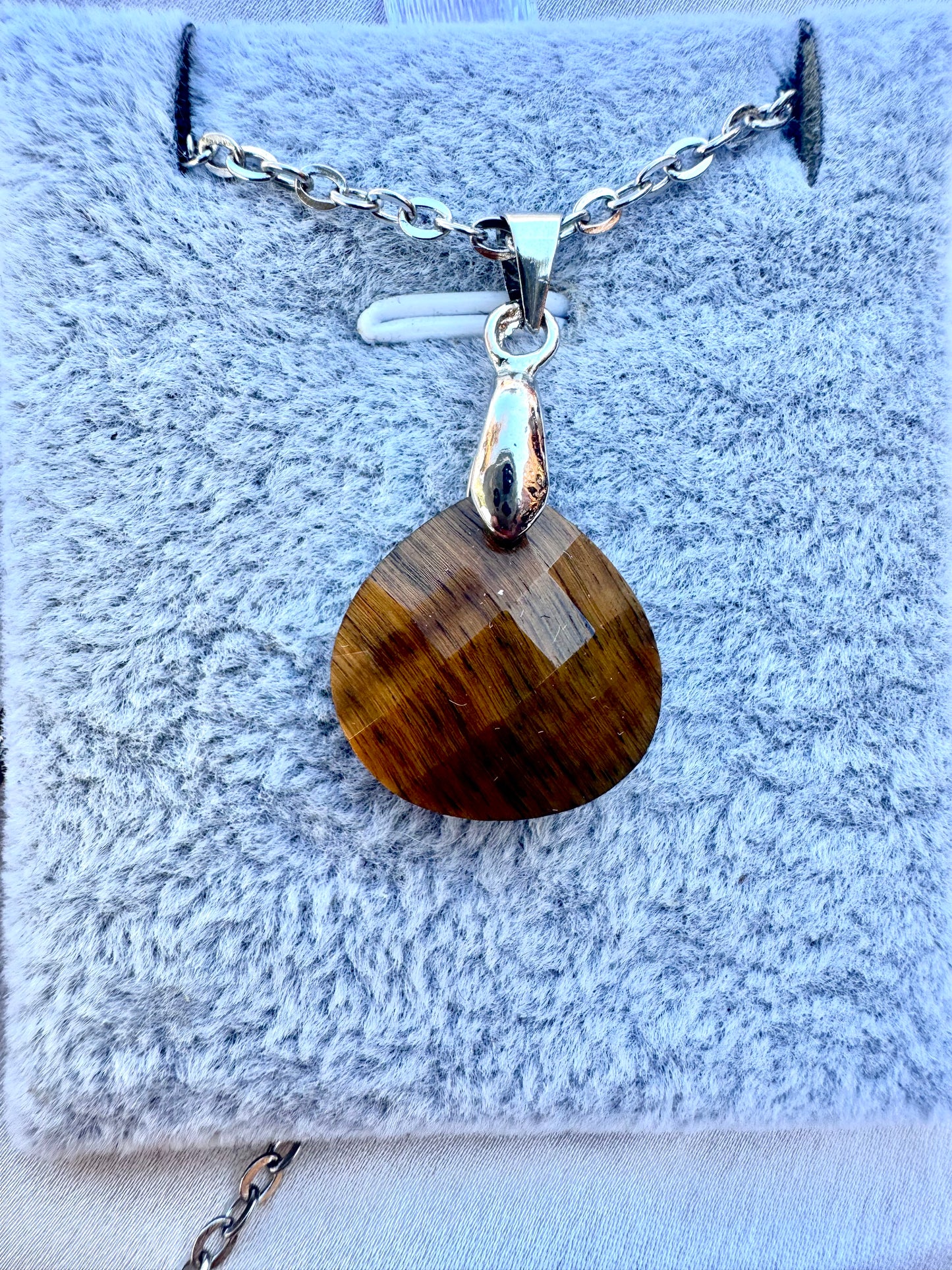 Ciondolo in occhio di tigre sfaccettato – Collana in cristallo marrone naturale in acciaio inossidabile | JD Minerals