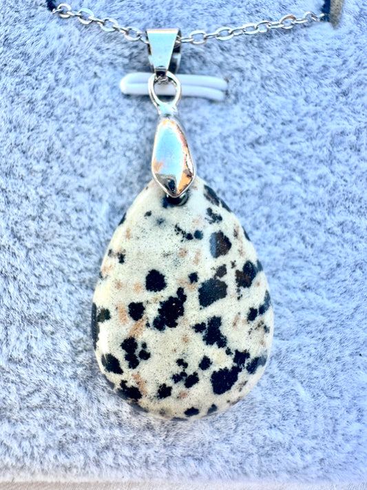 Kiwi-Jaspis-Anhänger – Halskette aus natürlichem grünem Stein in Edelstahl | JD Minerals