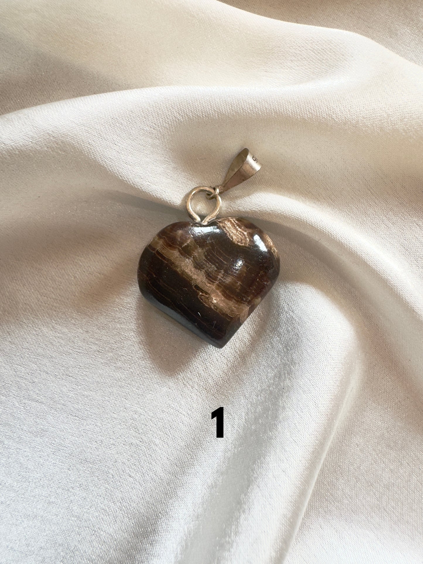 Earthbound Heart – Erdungsstein-Anhänger für Stärke und Stabilität