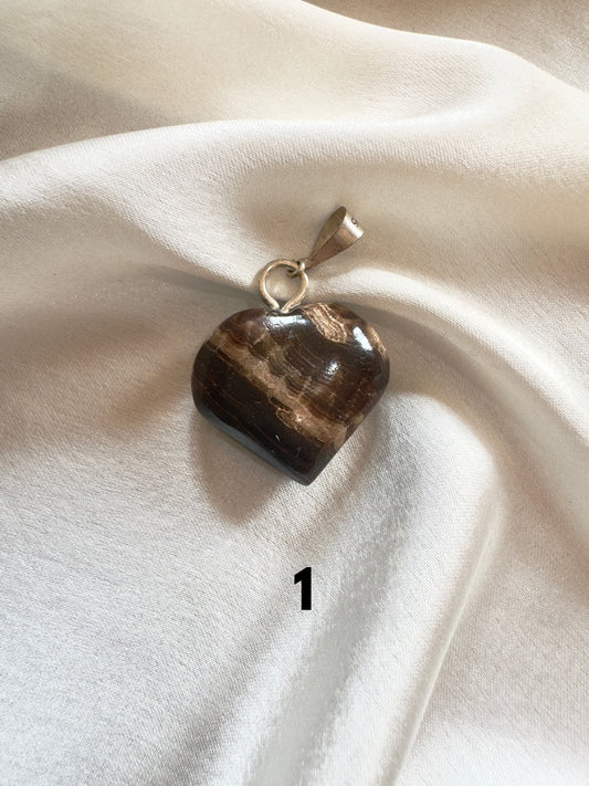 Cuore legato alla terra – Ciondolo in pietra per la messa a terra, forza e stabilità