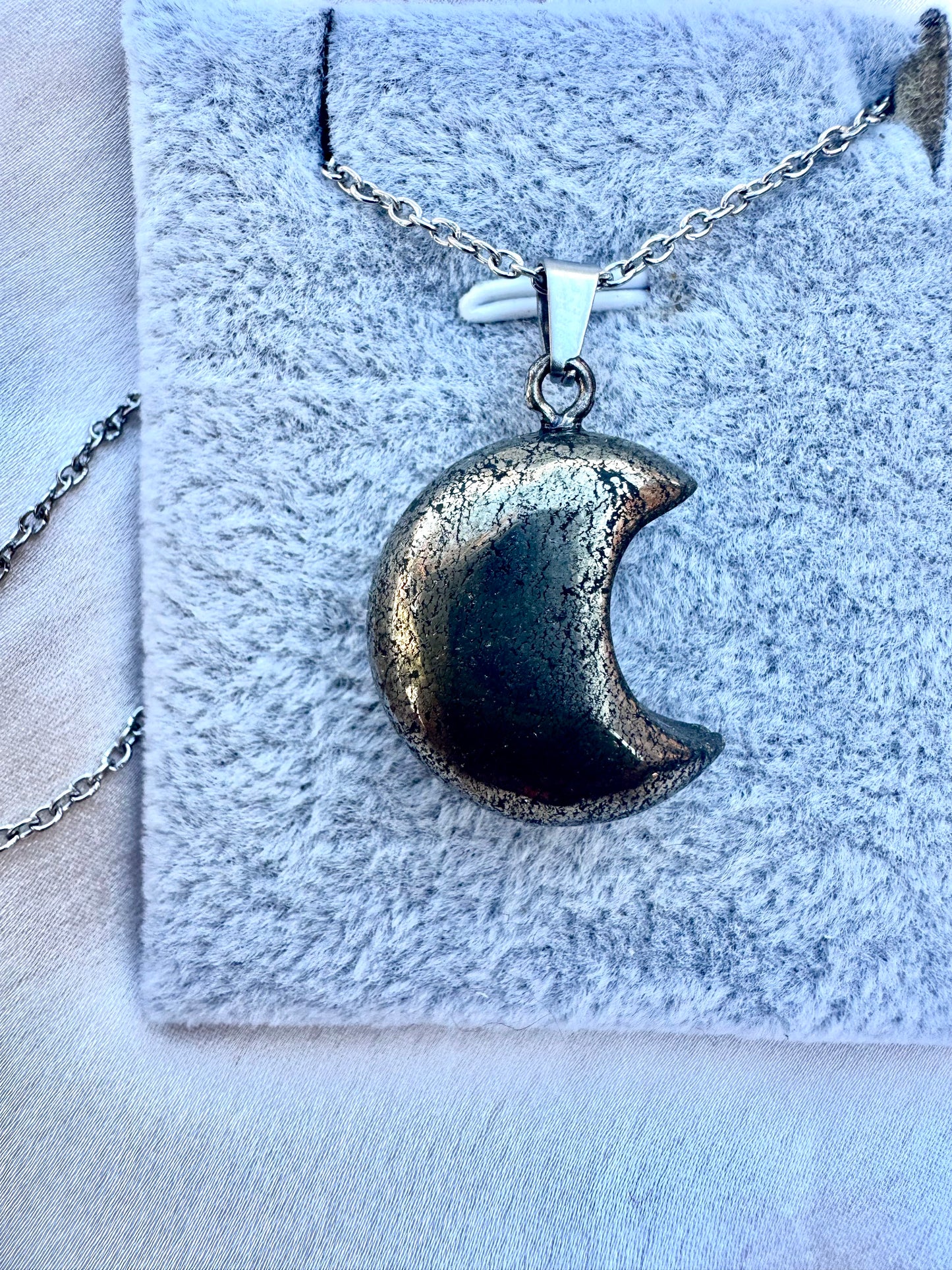 Pyrit-Mondanhänger – Halskette aus natürlichem Goldstein in Edelstahl | JD Minerals