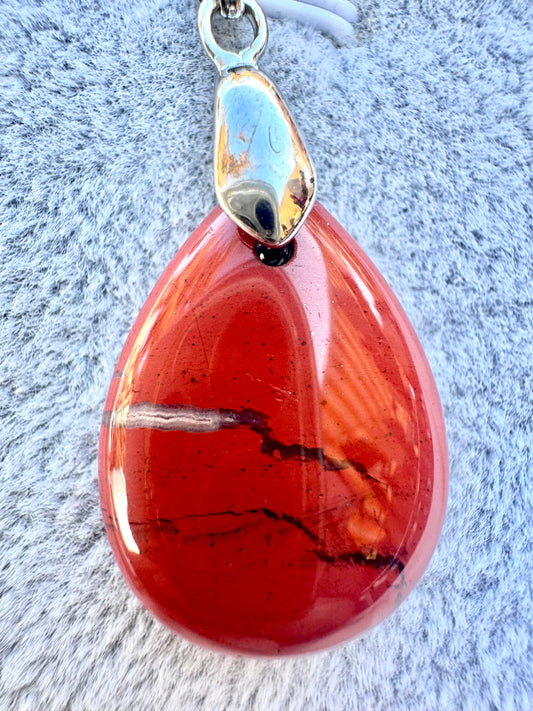 Anhänger in Tropfenform aus rotem Jaspis – Natursteinkette aus Edelstahl | JD Minerals