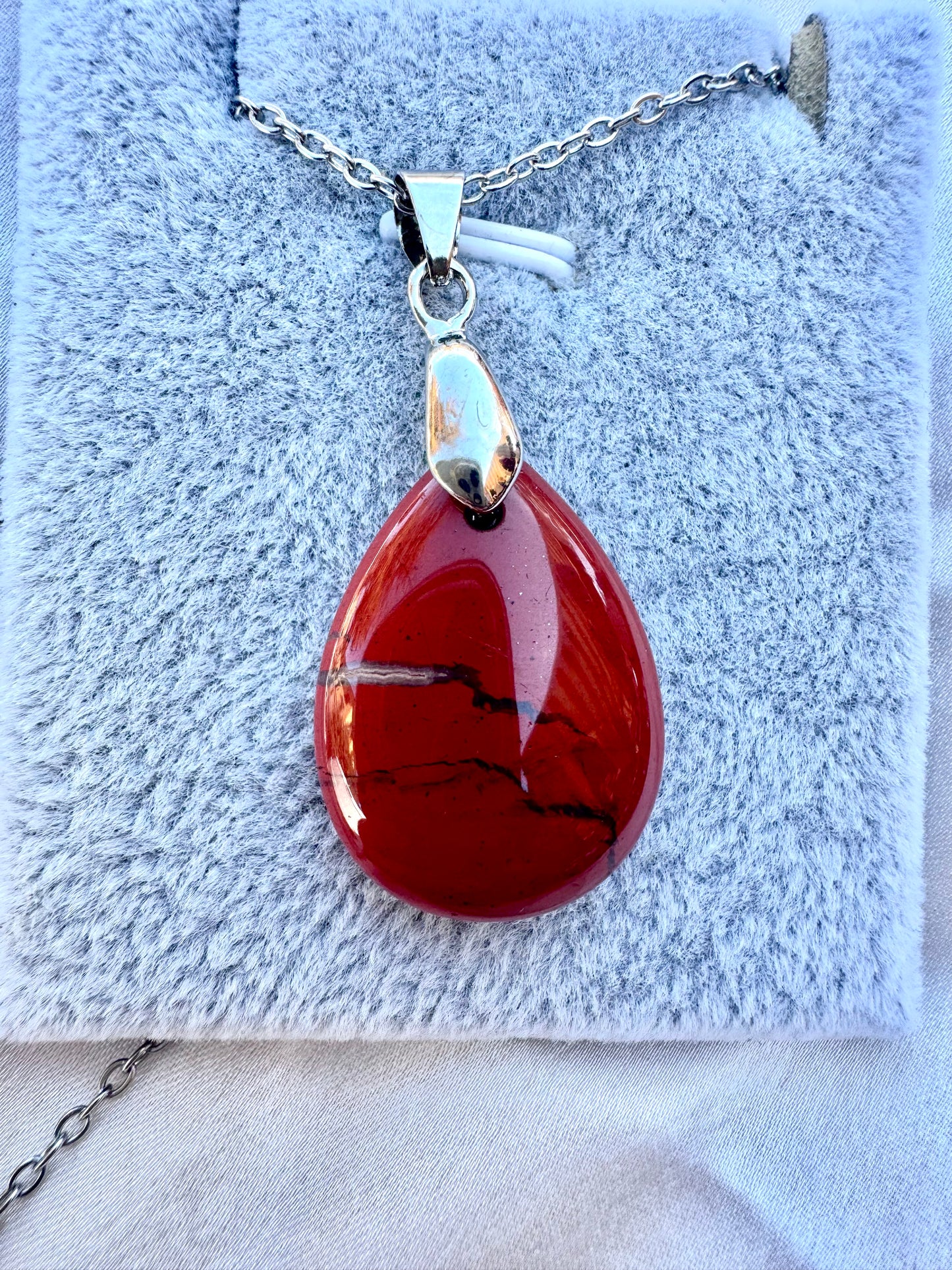 Anhänger in Tropfenform aus rotem Jaspis – Natursteinkette aus Edelstahl | JD Minerals