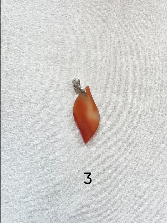 Fireleaf – Anhängerleuchten aus natürlichem Karneol in Flammenform (mehrere Farbtöne)